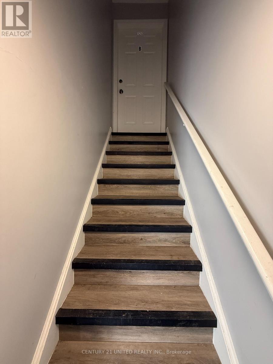 B - 1253 Clonsilla Avenue, Peterborough (Town Ward 3), Ontario  K9J 5Z1 - Photo 2 - X12902592