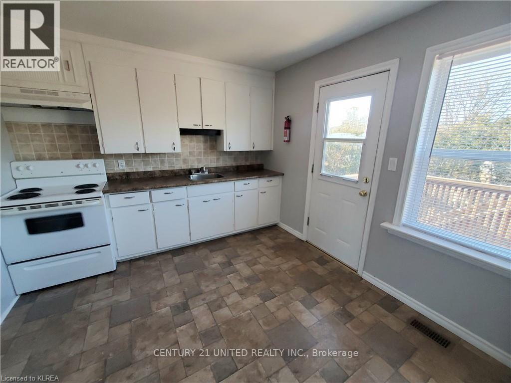 B - 1247 Clonsilla Avenue, Peterborough (Town Ward 3), Ontario  K9J 5Z1 - Photo 3 - X12902980