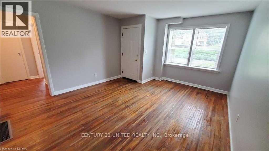 B - 1247 Clonsilla Avenue, Peterborough (Town Ward 3), Ontario  K9J 5Z1 - Photo 4 - X12902980