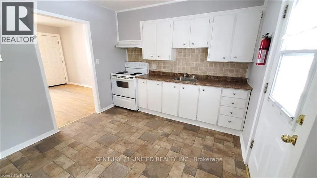 B - 1269 Clonsilla Avenue, Peterborough (Town Ward 3), Ontario  K9J 5Z1 - Photo 4 - X12902988