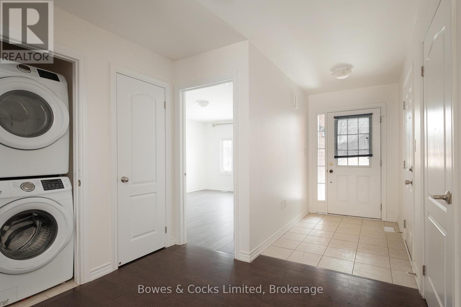 147 Springdale Drive, Kawartha Lakes (Lindsay), Ontario  K9V 0N1 - Photo 2 - X12904484