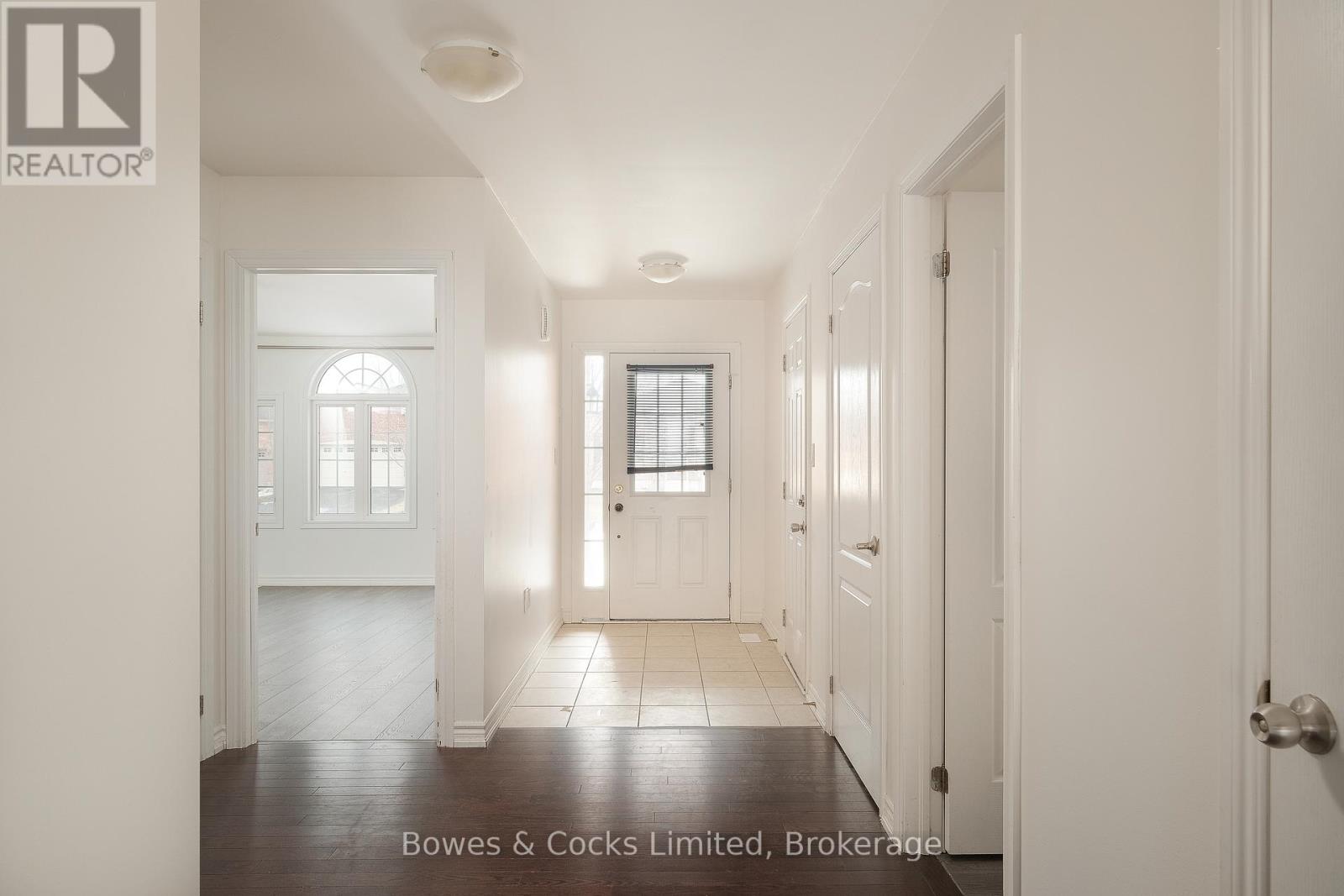 147 Springdale Drive, Kawartha Lakes (Lindsay), Ontario  K9V 0N1 - Photo 3 - X12904484