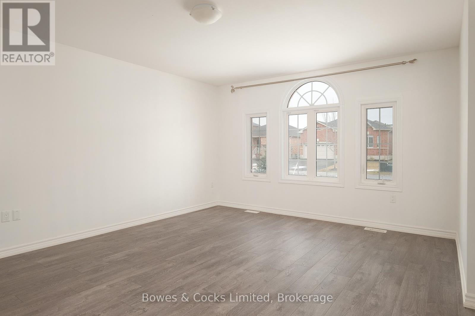 147 Springdale Drive, Kawartha Lakes (Lindsay), Ontario  K9V 0N1 - Photo 4 - X12904484