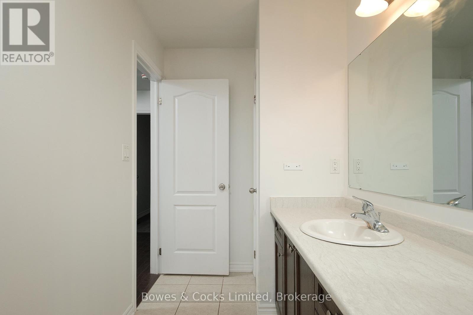 147 Springdale Drive, Kawartha Lakes (Lindsay), Ontario  K9V 0N1 - Photo 9 - X12904484