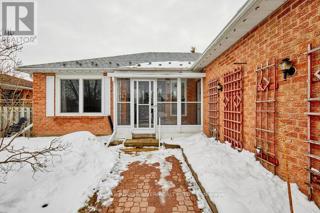 34 Cedar Court, Kawartha Lakes (Lindsay), Ontario  K9V 6A9 - Photo 3 - X12905586