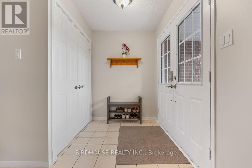 6 Purdy Court, Kawartha Lakes (Lindsay), Ontario  K9V 6E4 - Photo 3 - X12908114