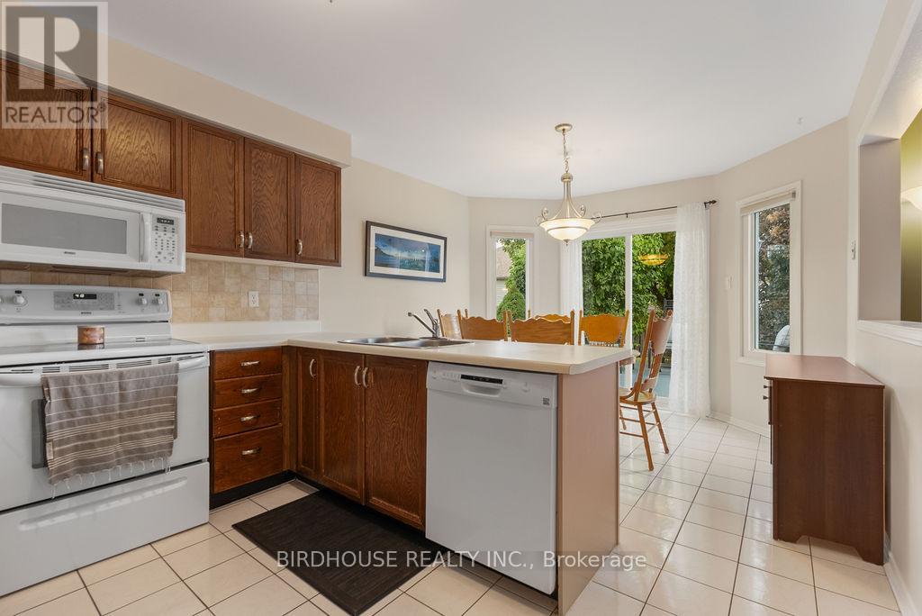 6 Purdy Court, Kawartha Lakes (Lindsay), Ontario  K9V 6E4 - Photo 4 - X12908114