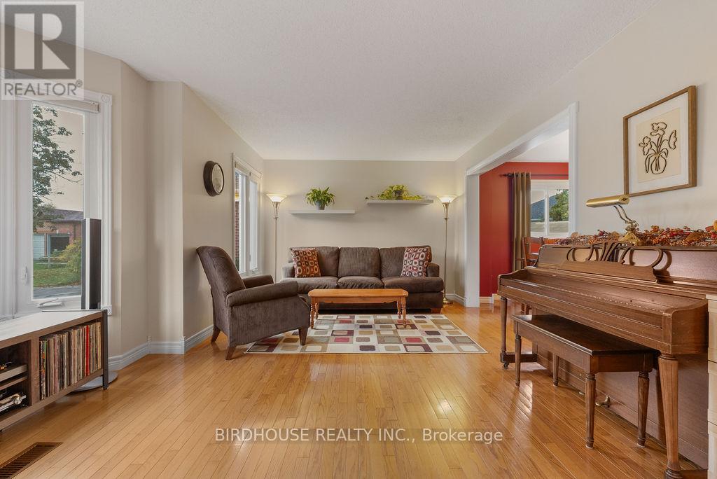 6 Purdy Court, Kawartha Lakes (Lindsay), Ontario  K9V 6E4 - Photo 9 - X12908114