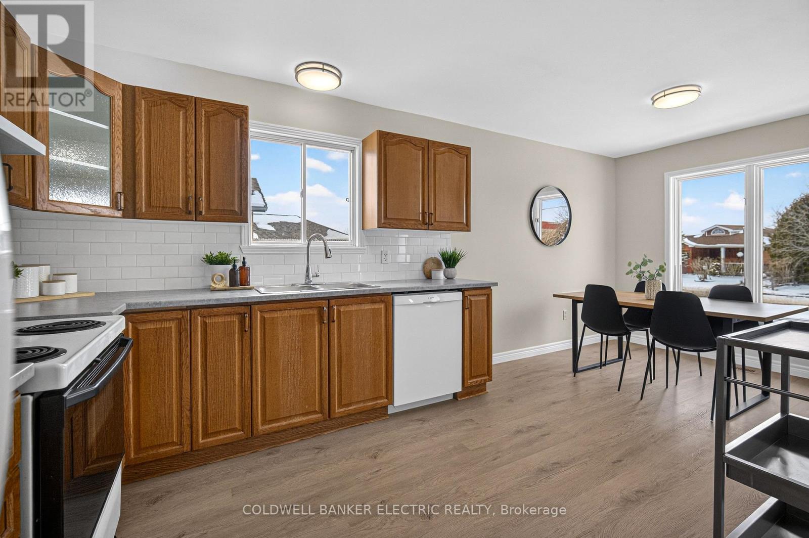 329 Mary Street W, Kawartha Lakes (Lindsay), Ontario  K9V 5X5 - Photo 9 - X12908810