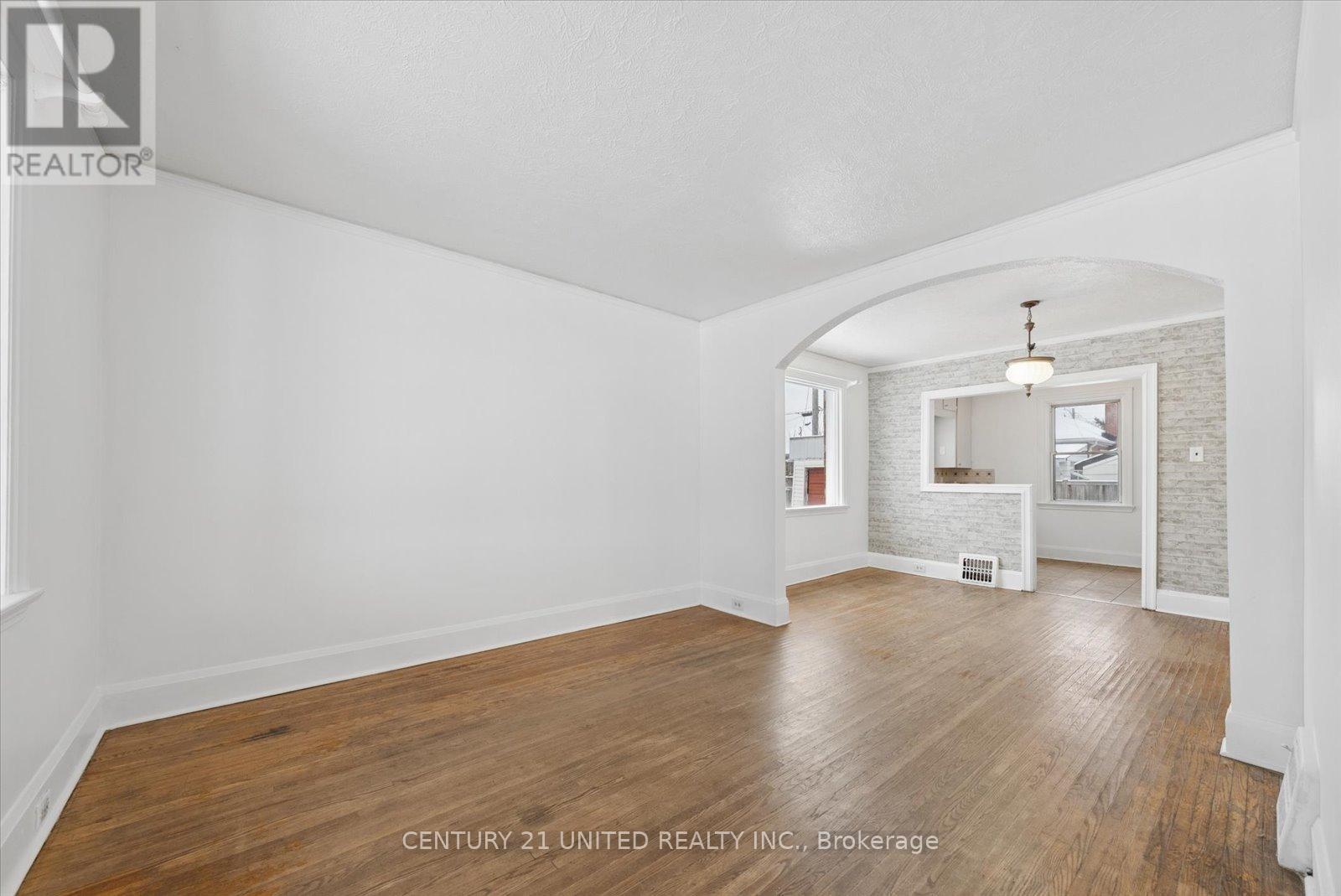 591 Mccannan Avenue, Peterborough (Town Ward 3), Ontario  K9J 4J7 - Photo 10 - X12913474