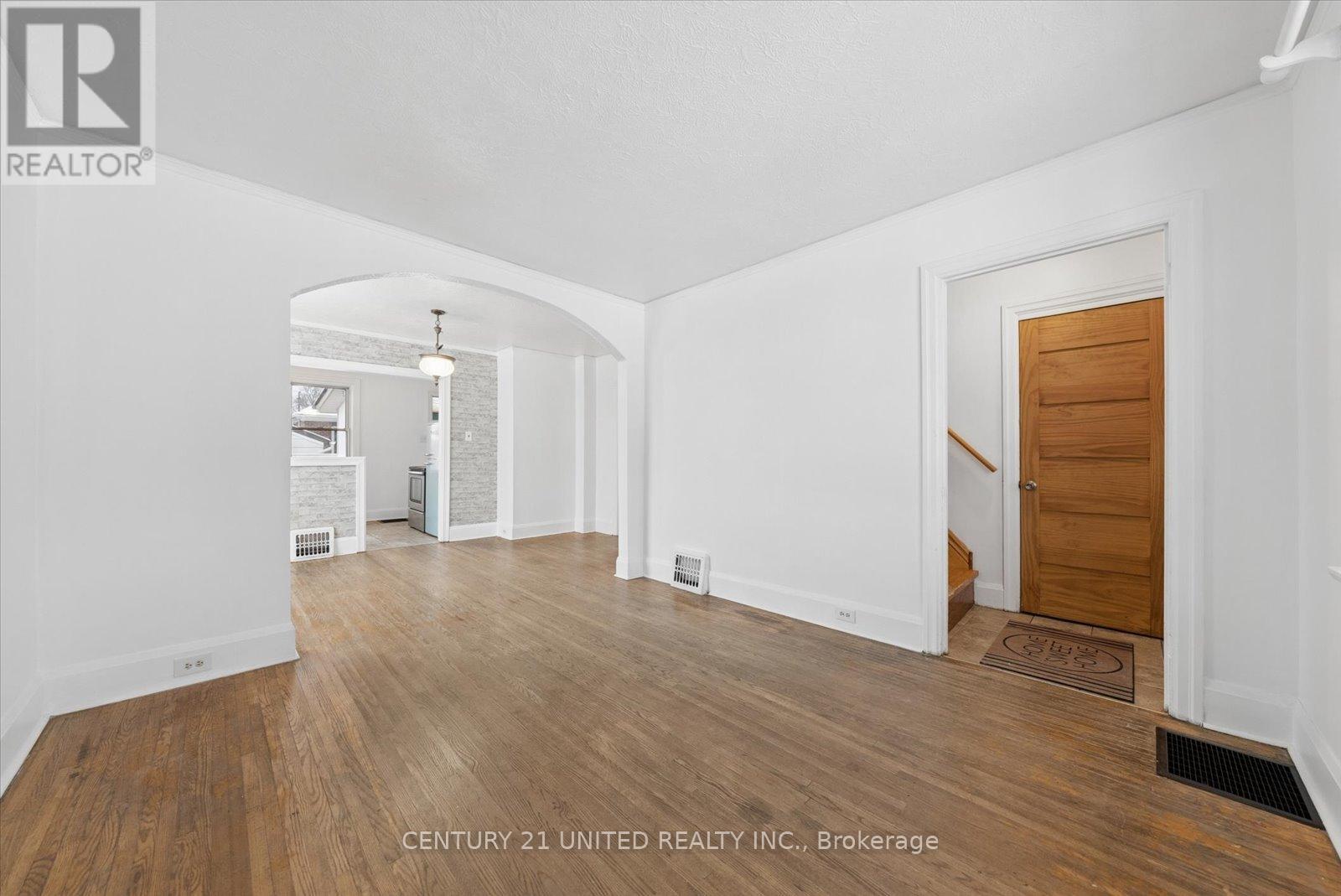 591 Mccannan Avenue, Peterborough (Town Ward 3), Ontario  K9J 4J7 - Photo 12 - X12913474