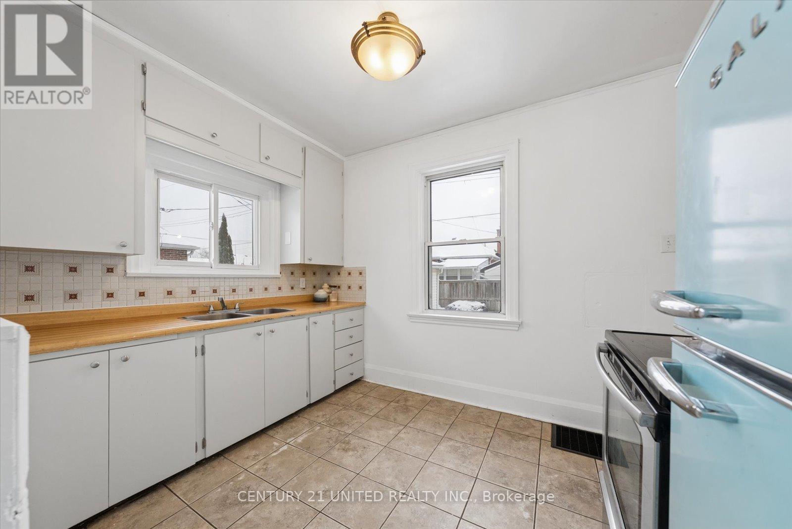 591 Mccannan Avenue, Peterborough (Town Ward 3), Ontario  K9J 4J7 - Photo 17 - X12913474