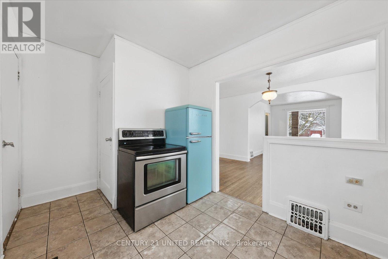 591 Mccannan Avenue, Peterborough (Town Ward 3), Ontario  K9J 4J7 - Photo 19 - X12913474