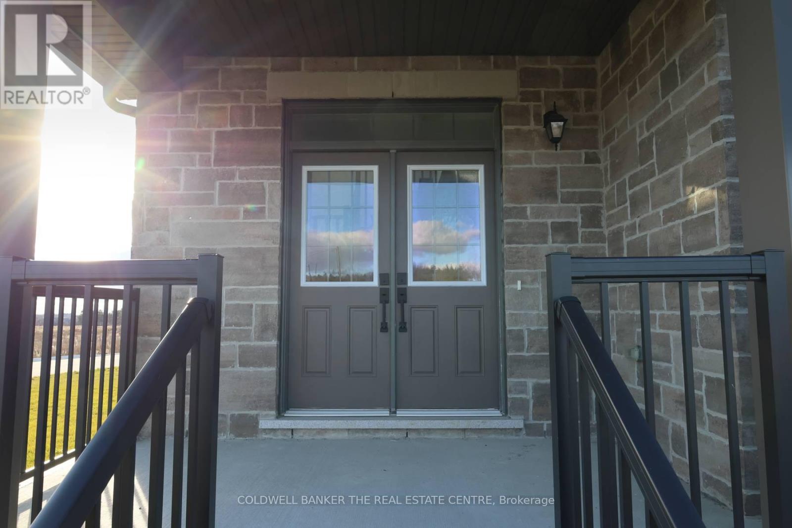 15 Fisher Road, Kawartha Lakes (Lindsay), Ontario  K9V 0E5 - Photo 2 - X12914806