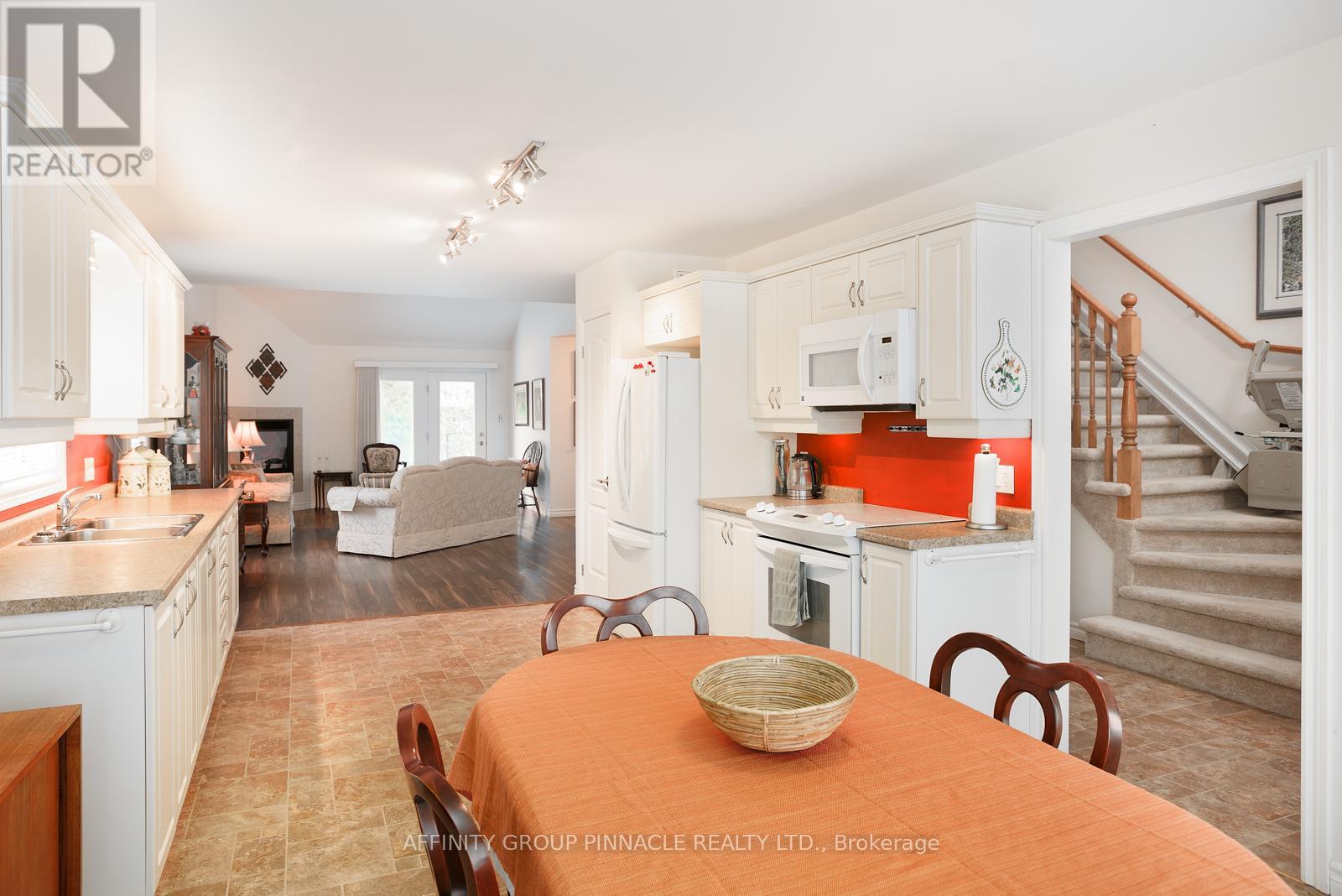 33 Green Arbour Way, Kawartha Lakes (Lindsay), Ontario  K9V 0E7 - Photo 10 - X12915702