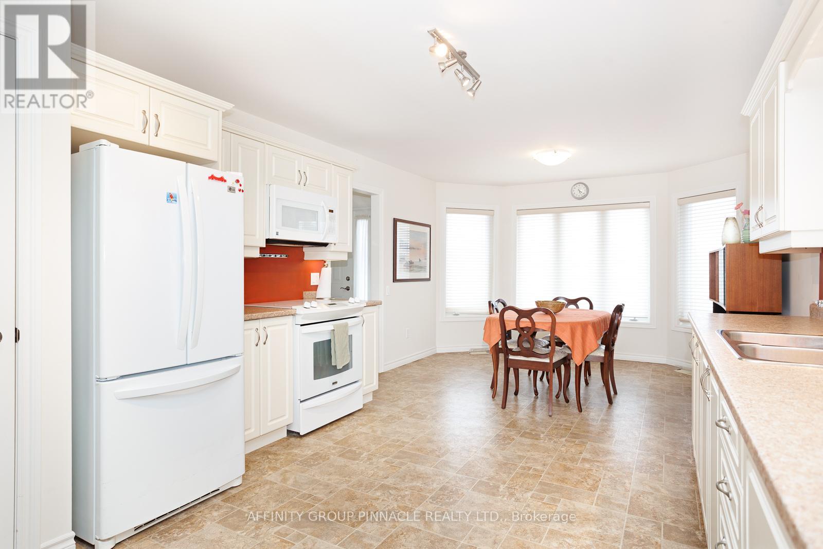 33 Green Arbour Way, Kawartha Lakes (Lindsay), Ontario  K9V 0E7 - Photo 9 - X12915702