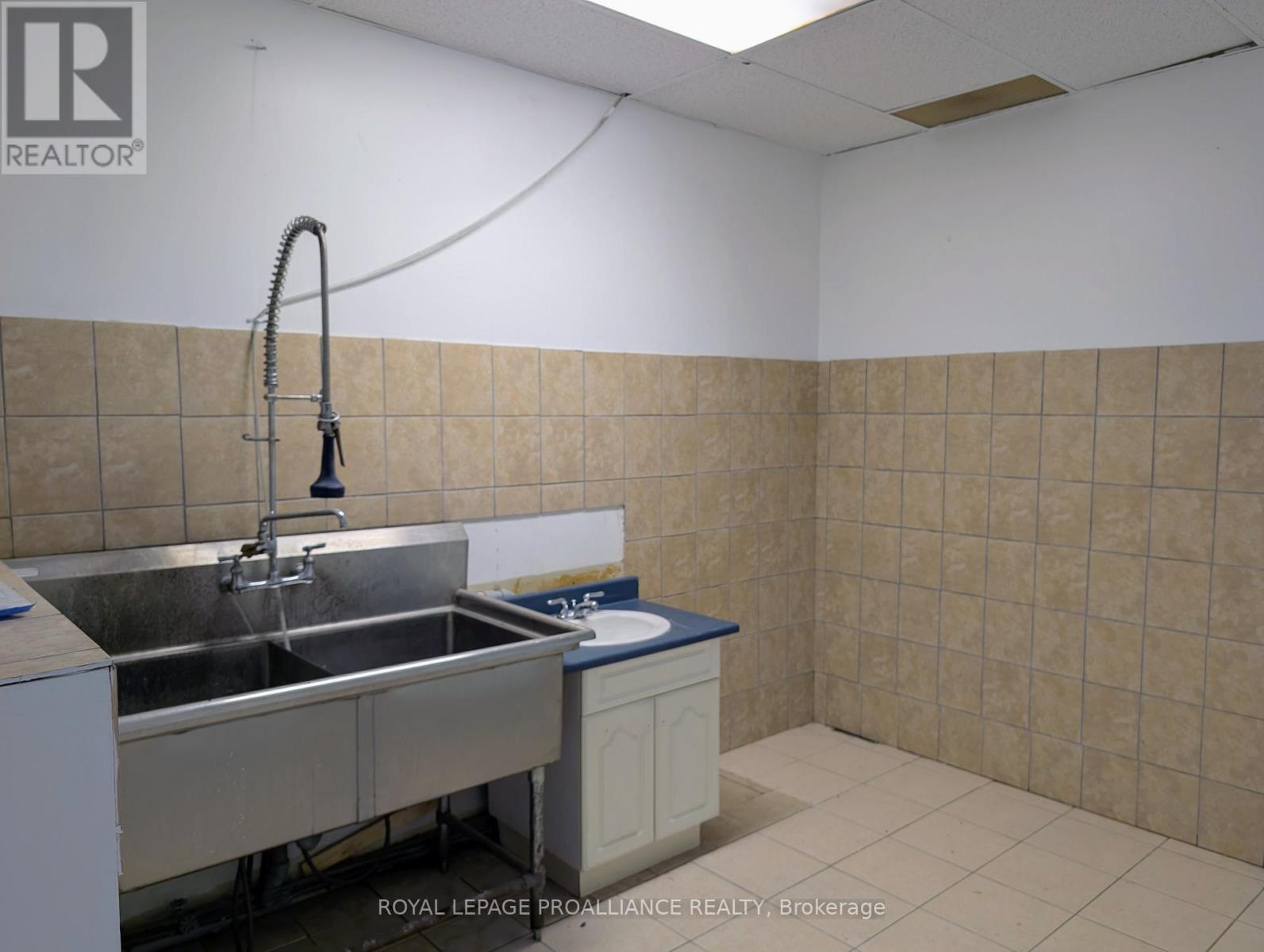 10b - 1837 Lansdowne Street W, Peterborough (Otonabee Ward 1), Ontario  K9K 1R4 - Photo 5 - X12918902