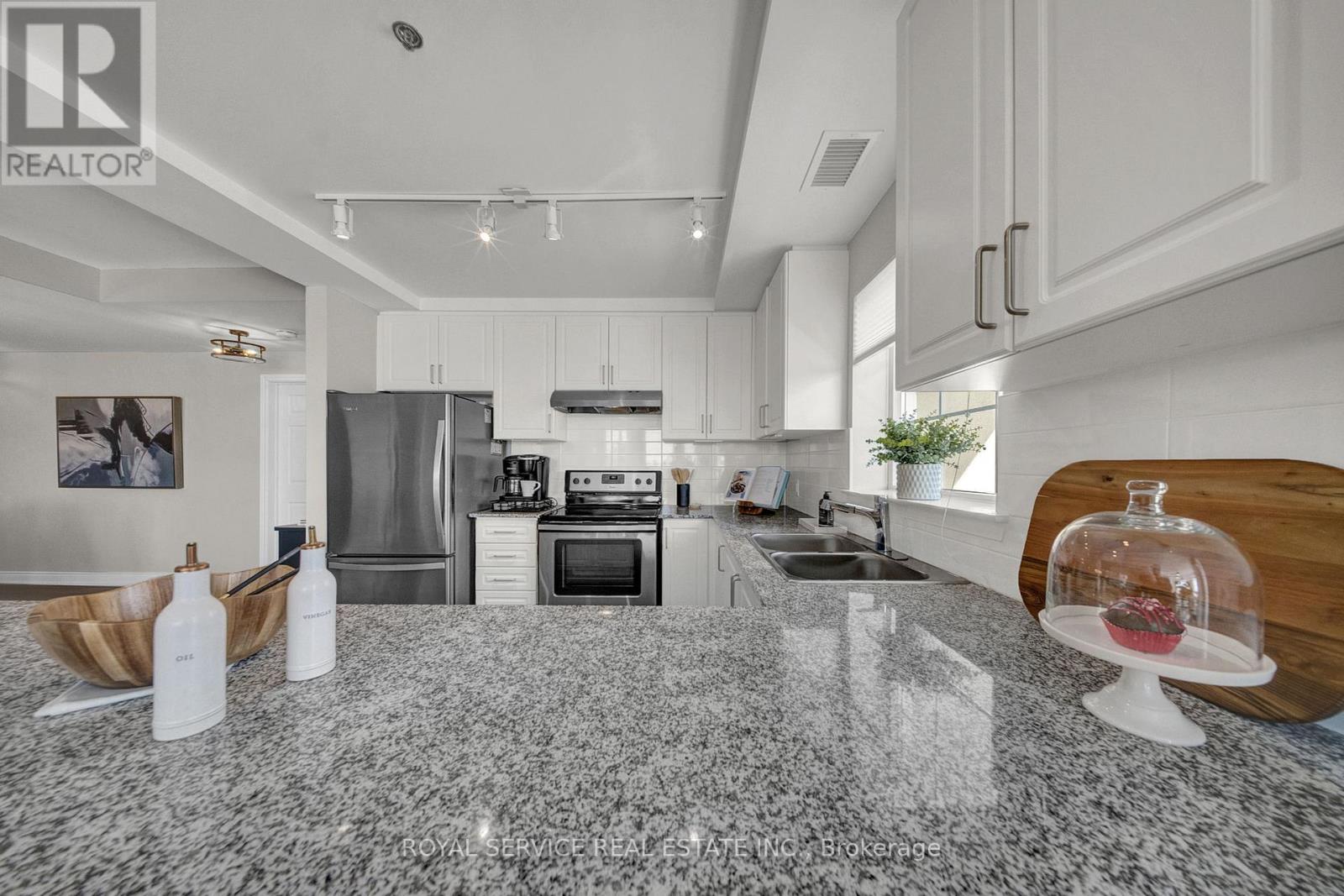 210 - 21 Brookhouse Drive, Clarington (Newcastle), Ontario  L1B 0V4 - Photo 5 - E12922238