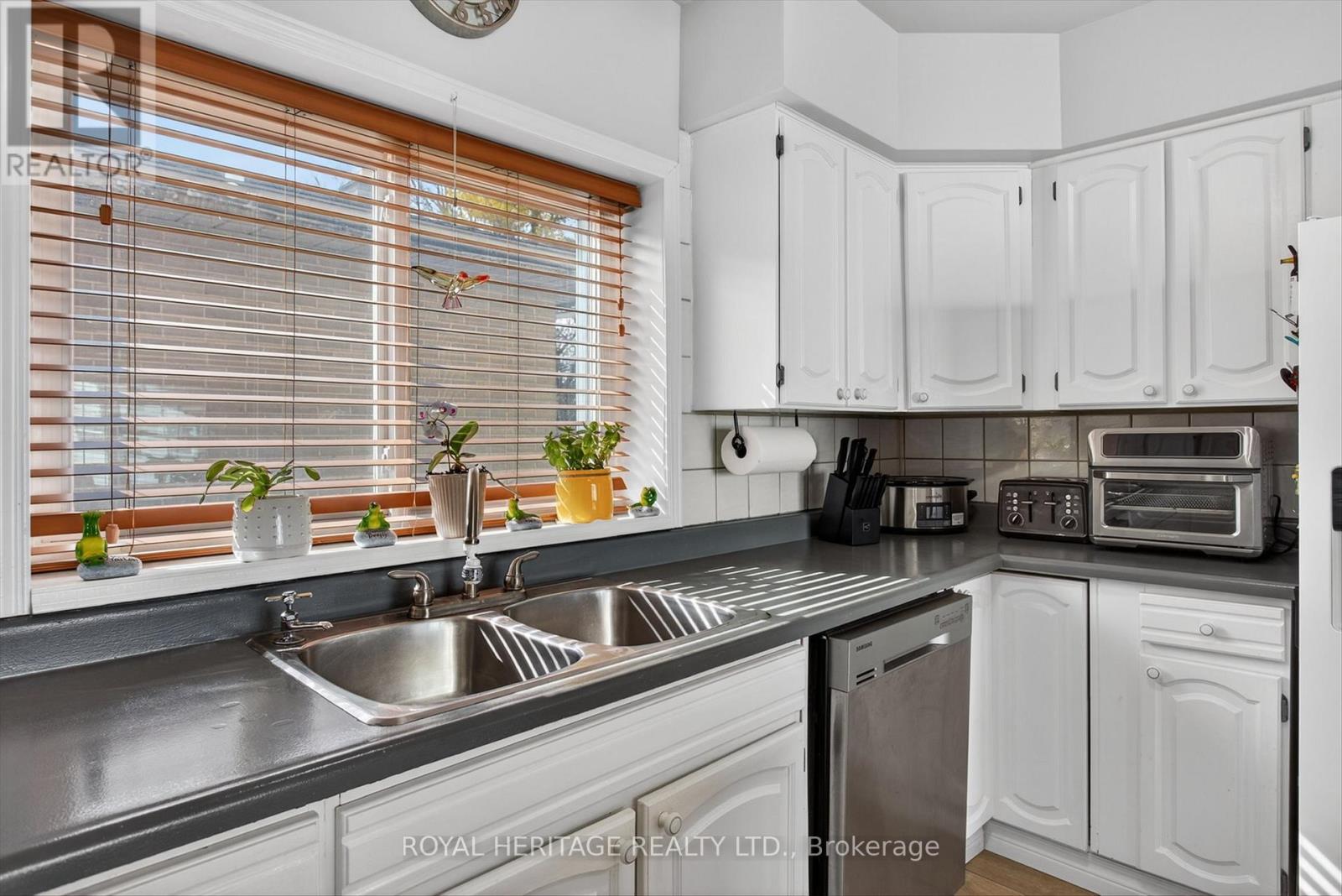 71 Albert Street S, Kawartha Lakes (Lindsay), Ontario  K9V 3H3 - Photo 11 - X12922364