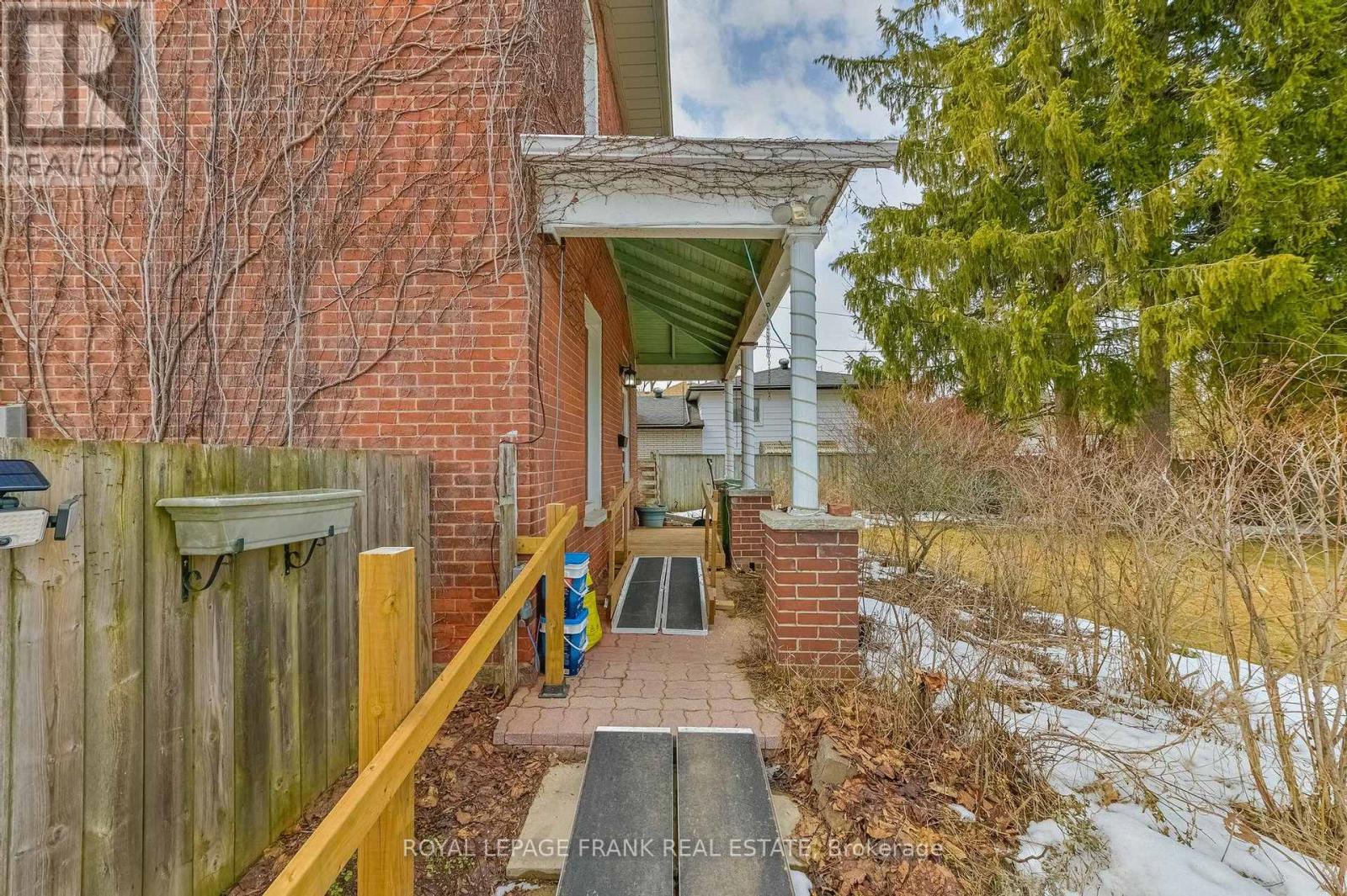 865 Parkhill Road W, Peterborough (Monaghan Ward 2), Ontario  K9J 6P2 - Photo 4 - X12923916