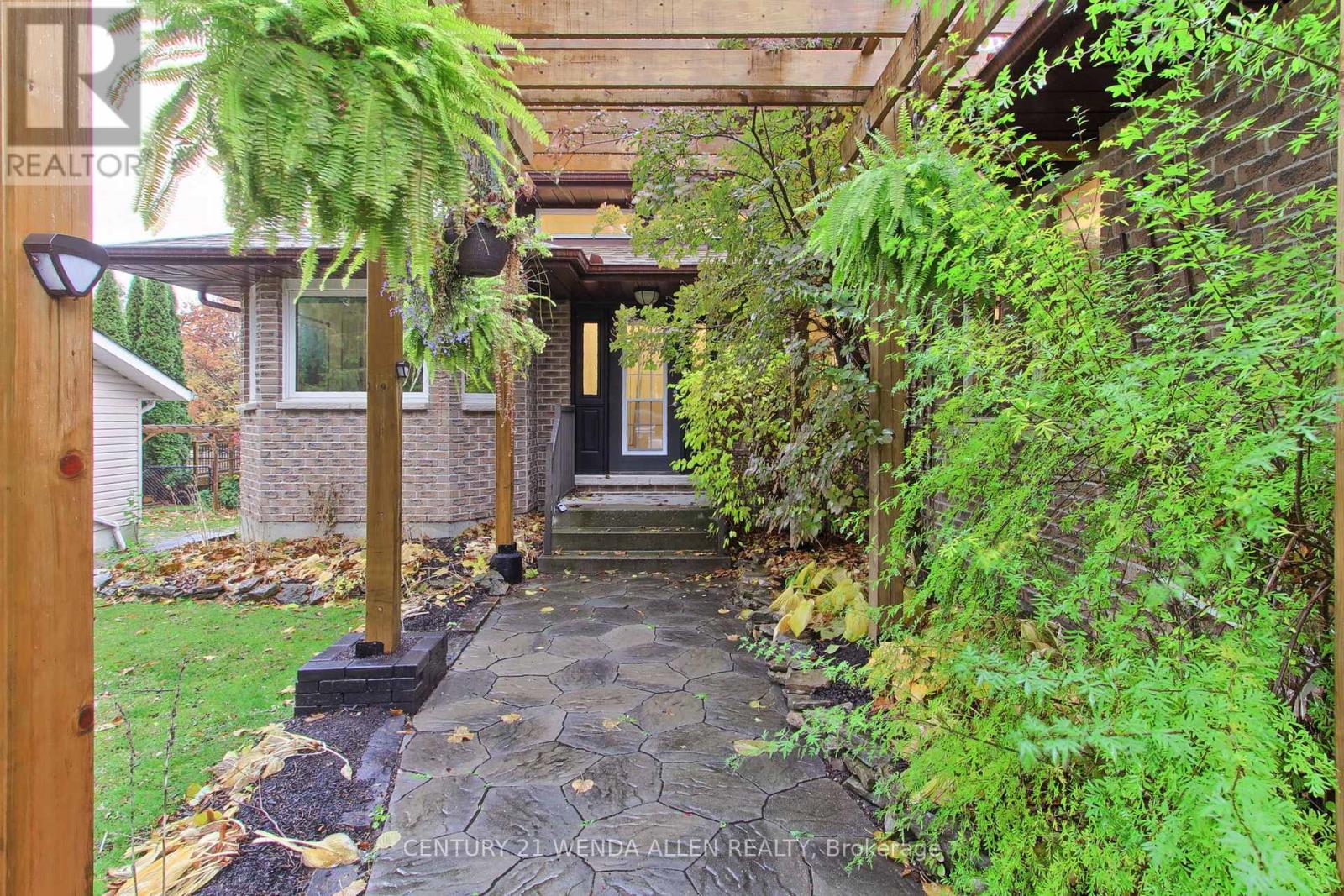 24 Maple Grove Road, Kawartha Lakes (Lindsay), Ontario  K9V 4R6 - Photo 3 - X12924146