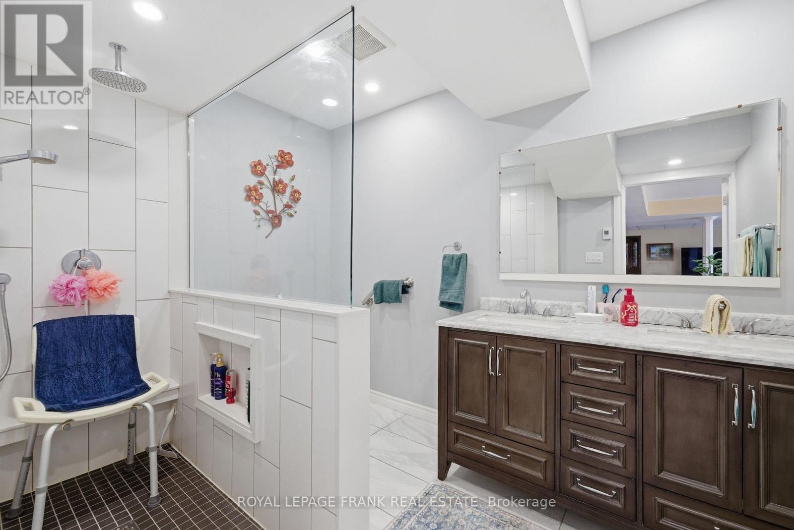 197 Mcgill Drive, Kawartha Lakes (Ops), Ontario  K9V 4R4 - Photo 38 - X12924806