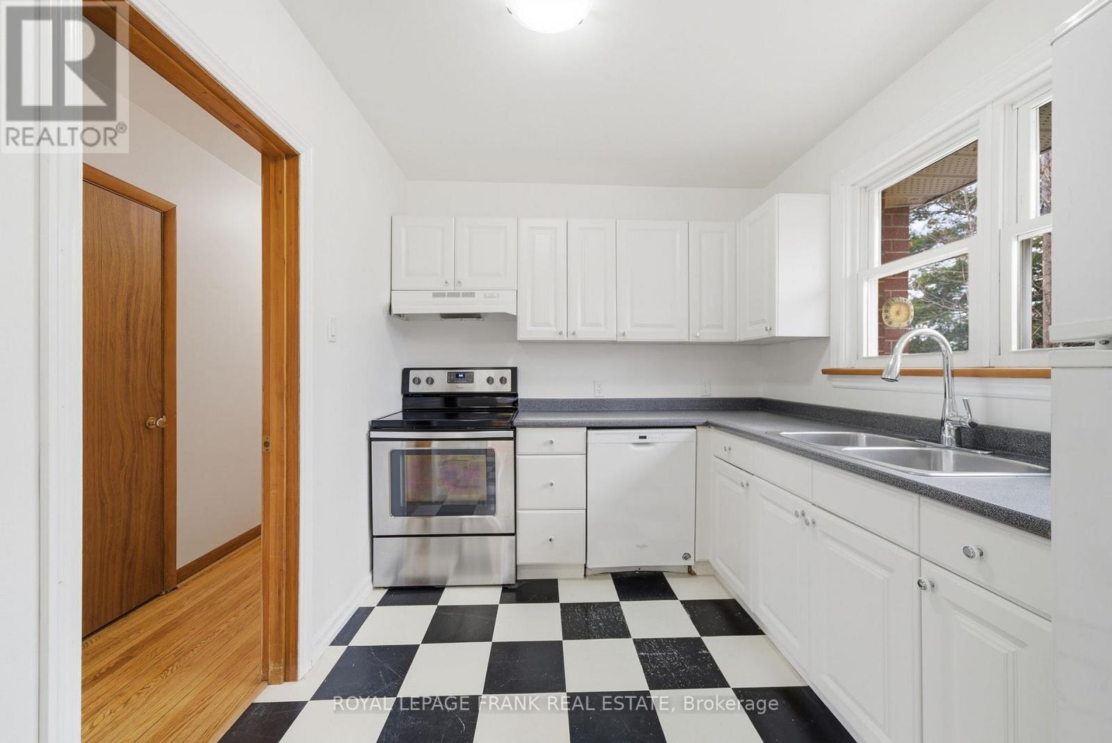 808 Aylmer Street N, Peterborough (Northcrest Ward 5), Ontario  K9H 3Y4 - Photo 11 - X12926288