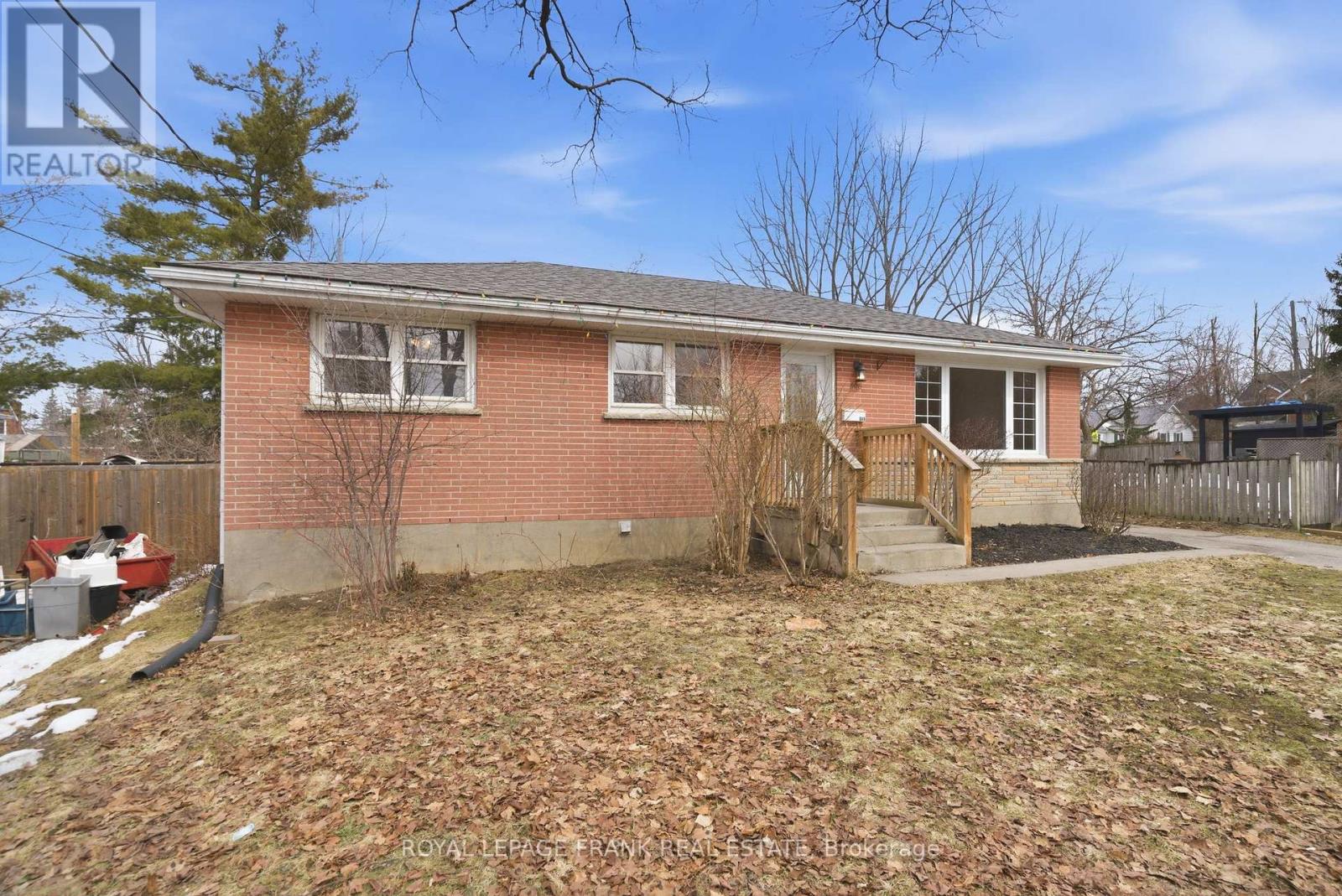 808 Aylmer Street N, Peterborough (Northcrest Ward 5), Ontario  K9H 3Y4 - Photo 3 - X12926288