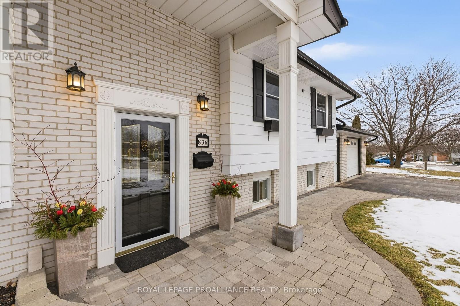 836 Stewart Drive, Peterborough (Ashburnham Ward 4), Ontario  K9J 7R4 - Photo 6 - X12926338