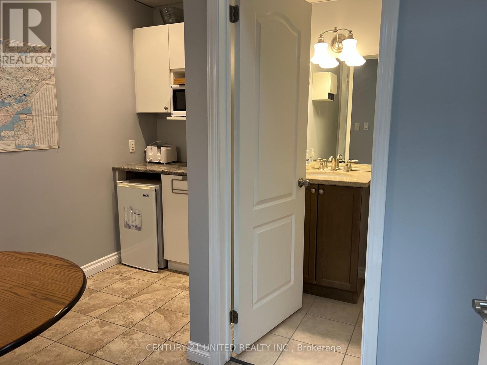 12 - 637 The Queensway, Peterborough (Otonabee Ward 1), Ontario  K9J 7J6 - Photo 7 - X12927826