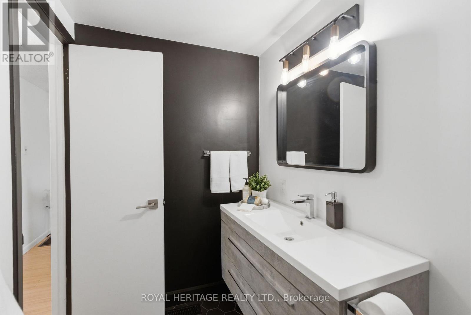 9 - 740 Chamberlain Street, Peterborough (Otonabee Ward 1), Ontario  K9J 4M3 - Photo 32 - X12928520