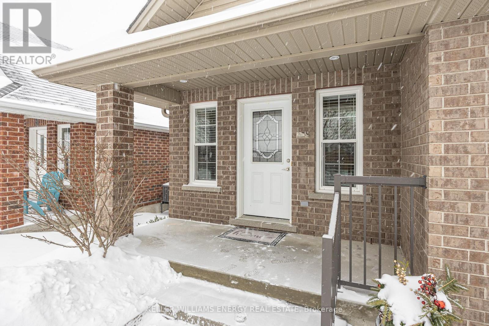 46 Beall Street, Kawartha Lakes (Lindsay), Ontario  K9V 6J6 - Photo 4 - X12928988