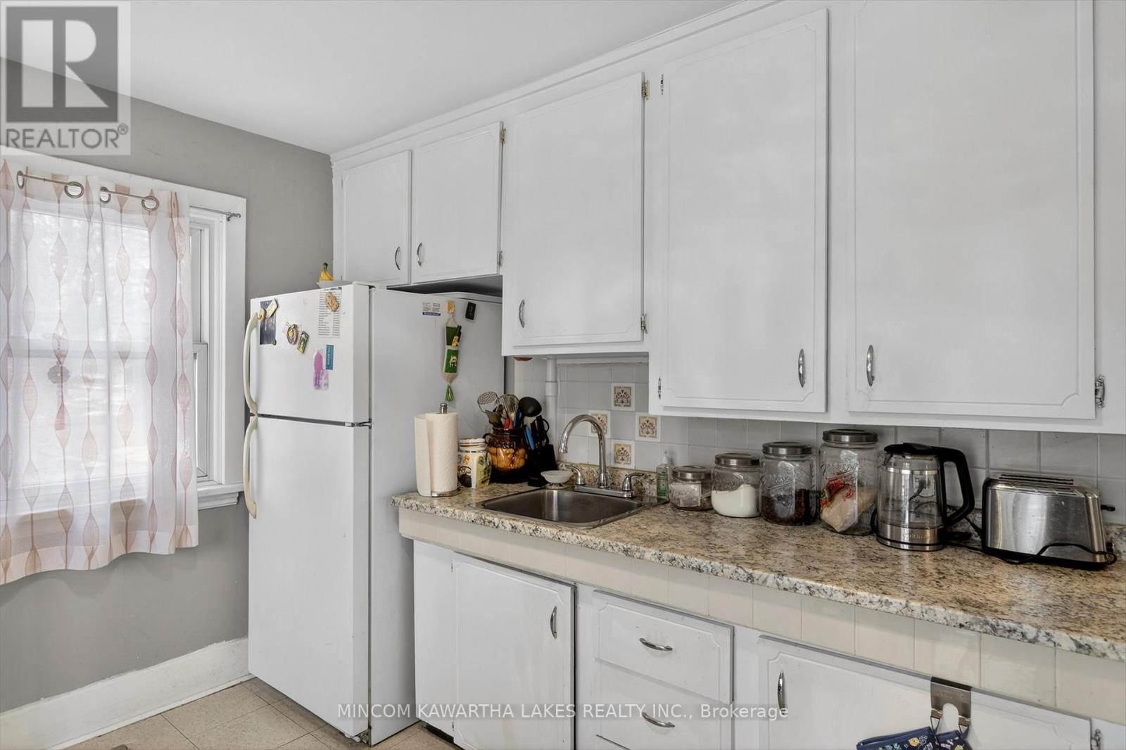 469 Edison Avenue, Peterborough (Otonabee Ward 1), Ontario  K9J 4G4 - Photo 10 - X12929626