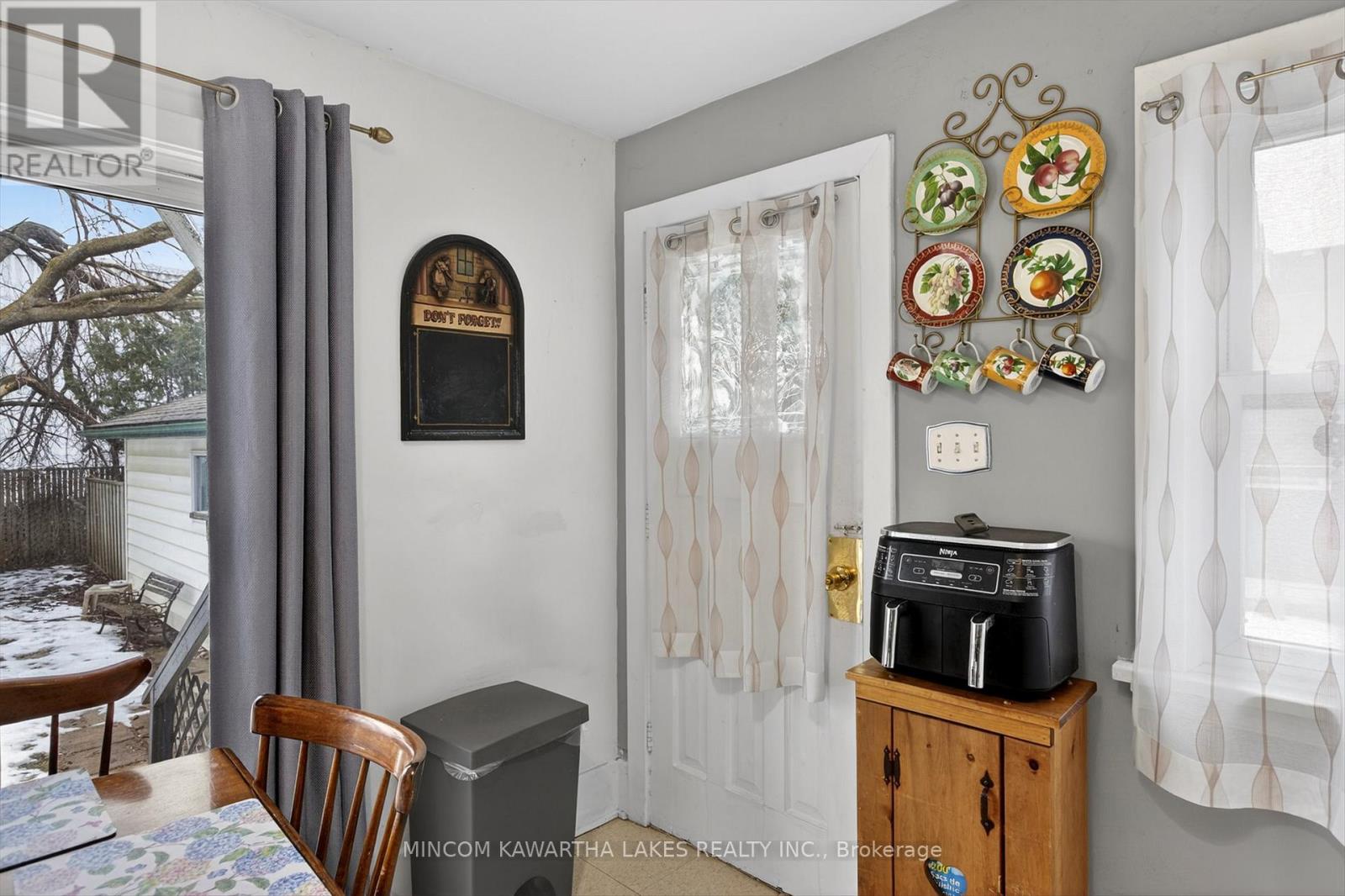 469 Edison Avenue, Peterborough (Otonabee Ward 1), Ontario  K9J 4G4 - Photo 4 - X12929626