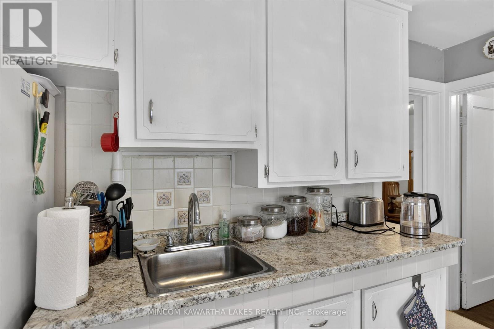 469 Edison Avenue, Peterborough (Otonabee Ward 1), Ontario  K9J 4G4 - Photo 7 - X12929626