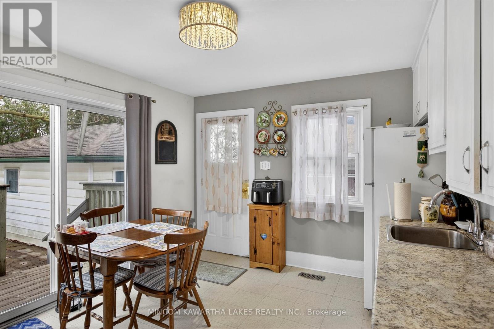 469 Edison Avenue, Peterborough (Otonabee Ward 1), Ontario  K9J 4G4 - Photo 9 - X12929626