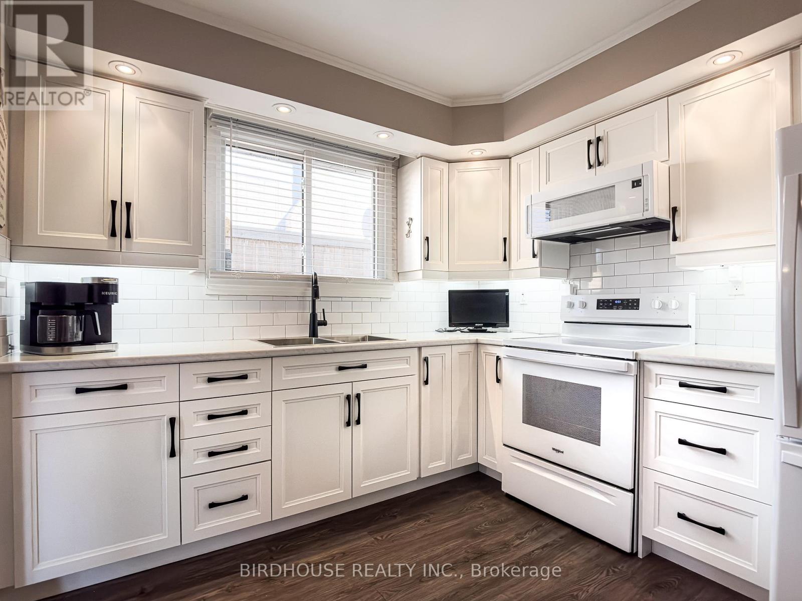 18 Mohawk Drive, Kawartha Lakes (Lindsay), Ontario  K9V 0J6 - Photo 11 - X12935928