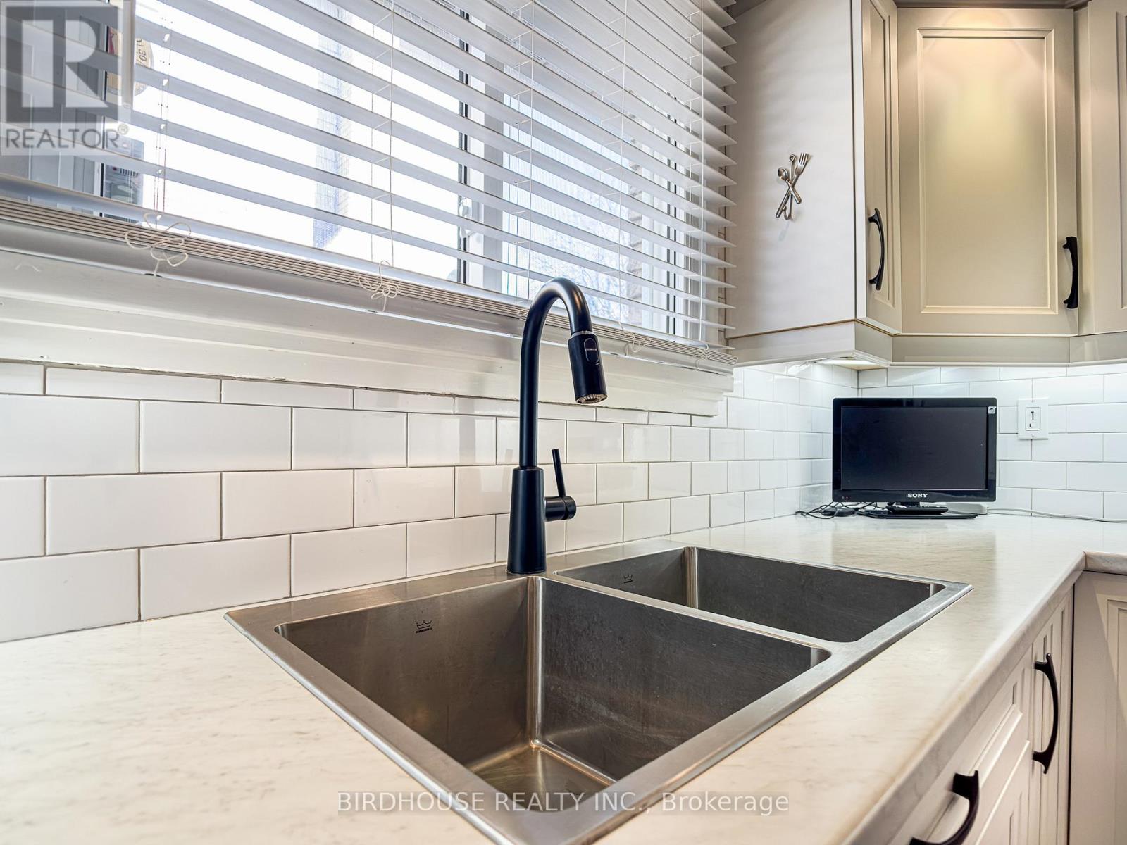 18 Mohawk Drive, Kawartha Lakes (Lindsay), Ontario  K9V 0J6 - Photo 12 - X12935928