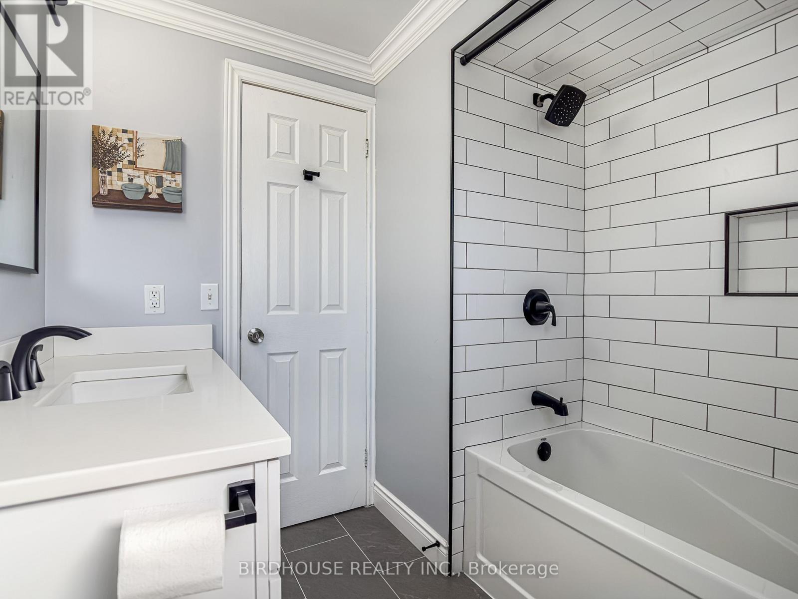 18 Mohawk Drive, Kawartha Lakes (Lindsay), Ontario  K9V 0J6 - Photo 16 - X12935928