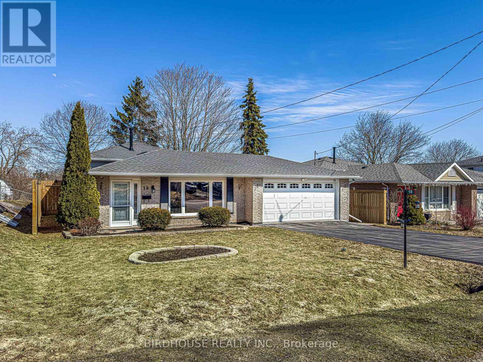 18 Mohawk Drive, Kawartha Lakes (Lindsay), Ontario  K9V 0J6 - Photo 2 - X12935928
