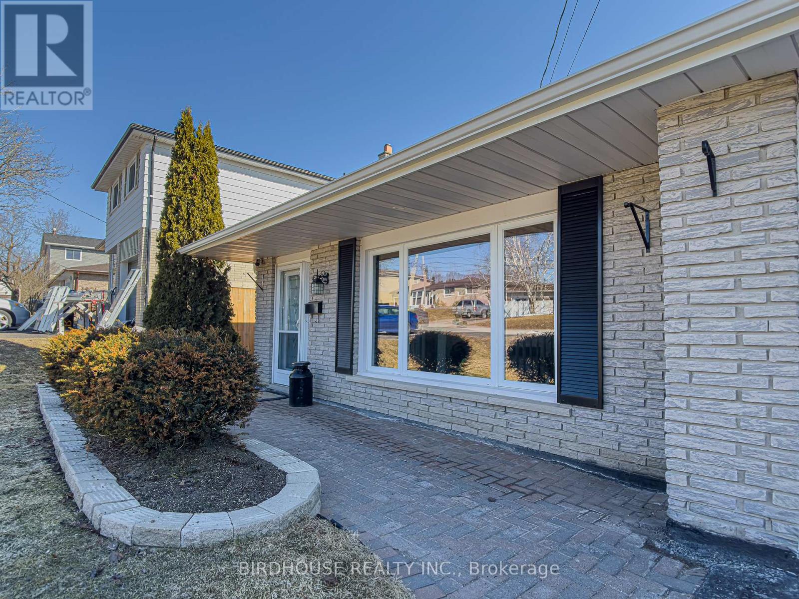 18 Mohawk Drive, Kawartha Lakes (Lindsay), Ontario  K9V 0J6 - Photo 5 - X12935928