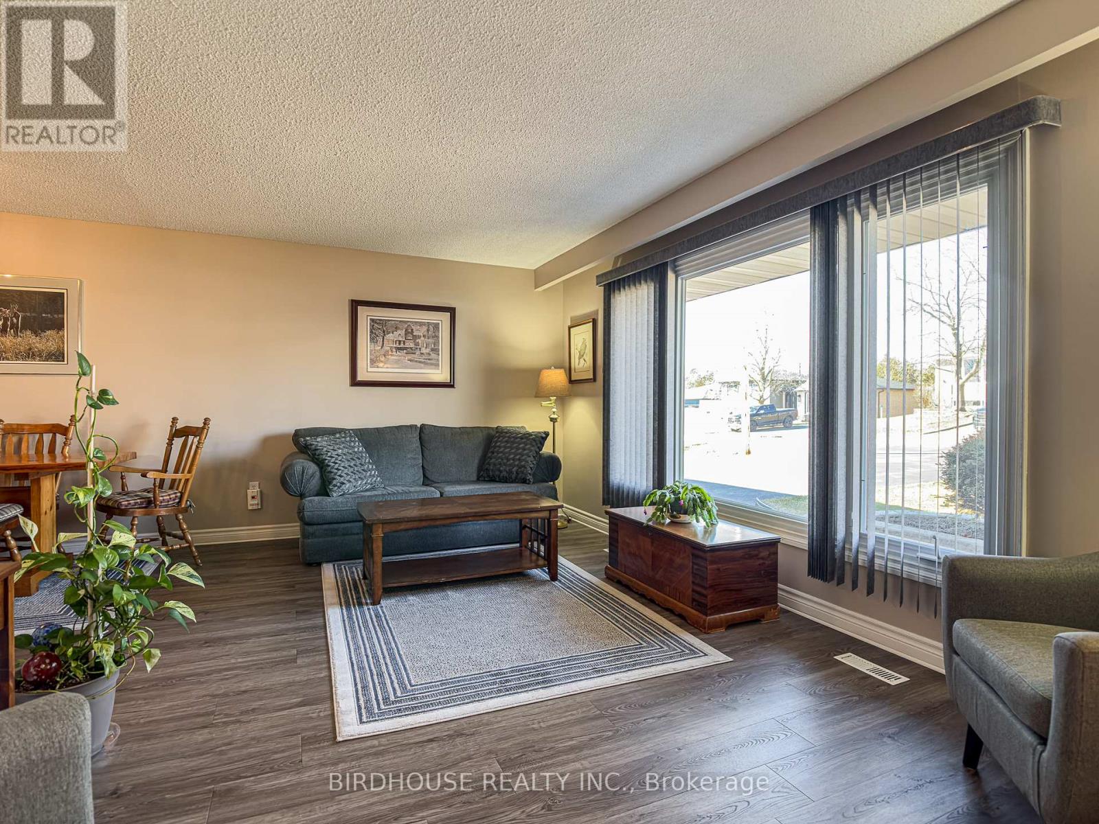 18 Mohawk Drive, Kawartha Lakes (Lindsay), Ontario  K9V 0J6 - Photo 7 - X12935928