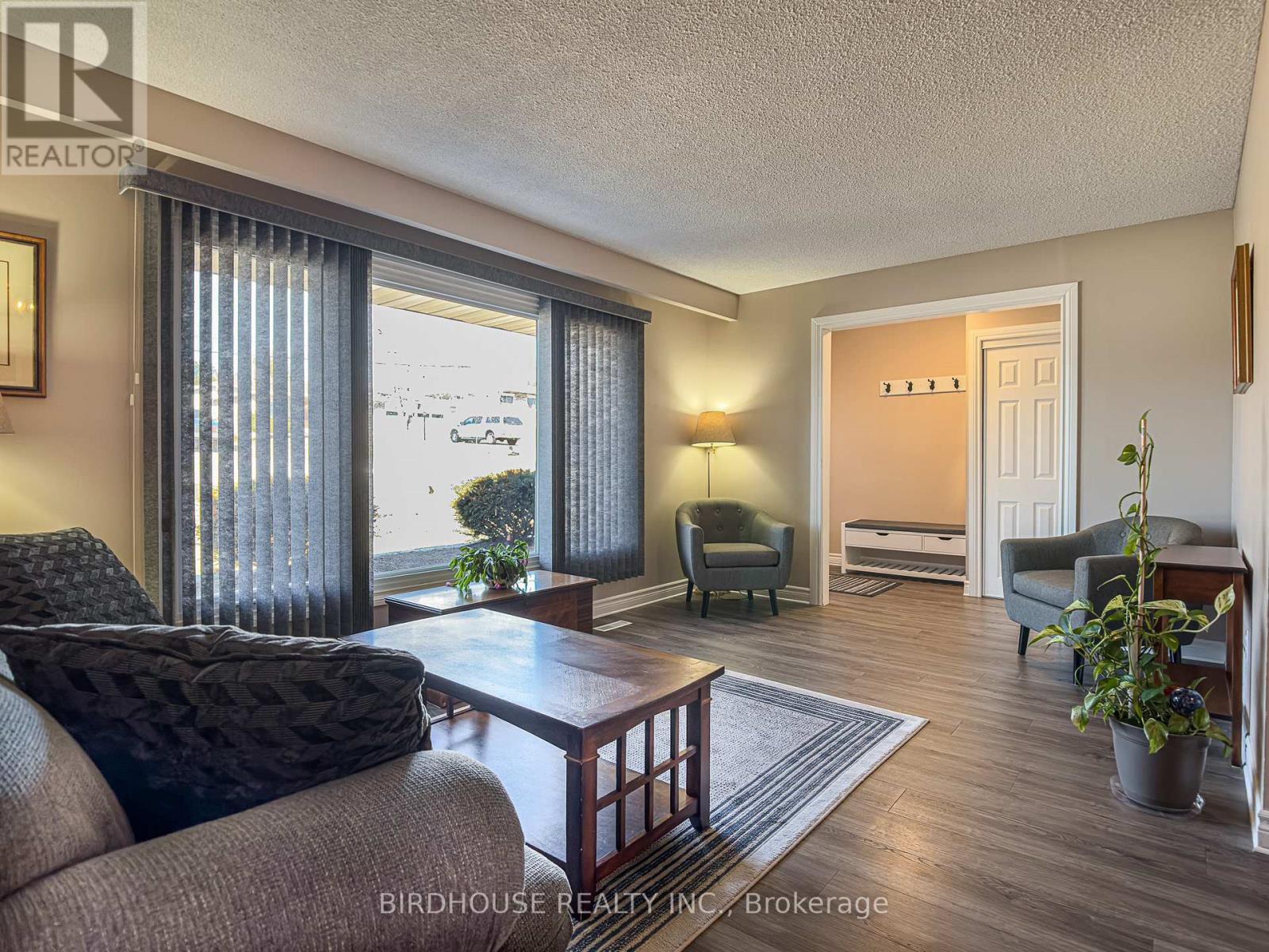 18 Mohawk Drive, Kawartha Lakes (Lindsay), Ontario  K9V 0J6 - Photo 8 - X12935928