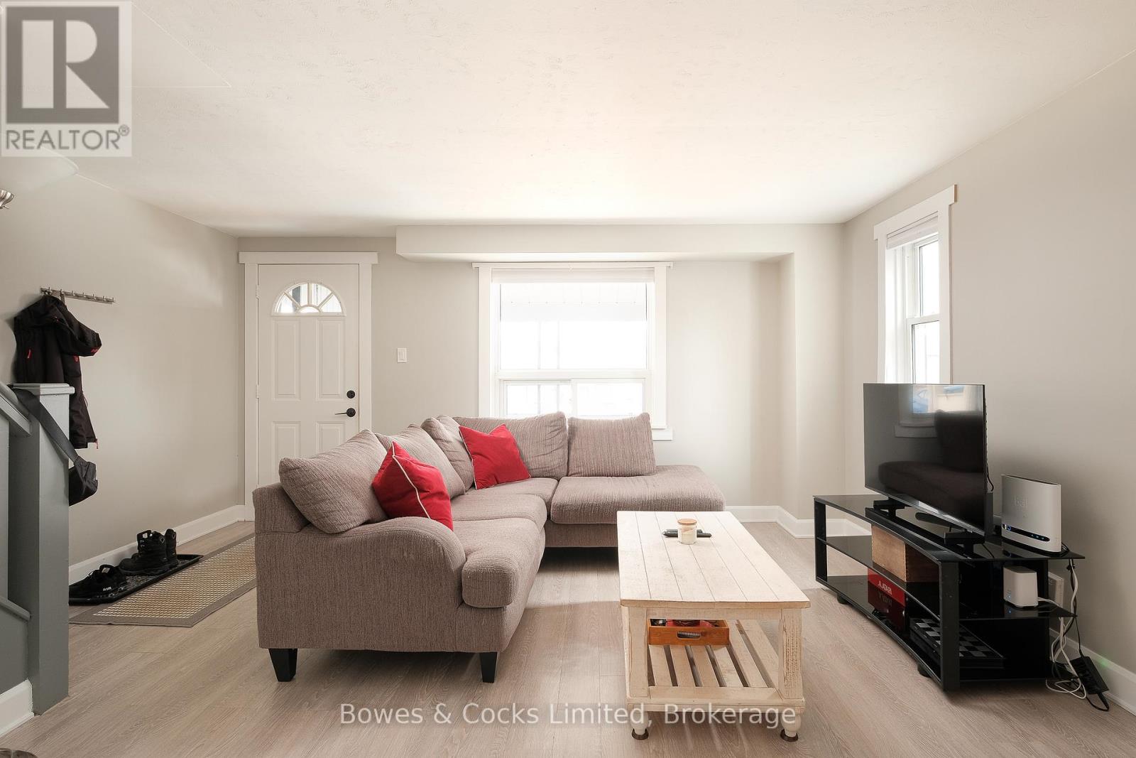 684 St. Mary's Street, Peterborough (Otonabee Ward 1), Ontario  K9J 4G9 - Photo 2 - X12937160