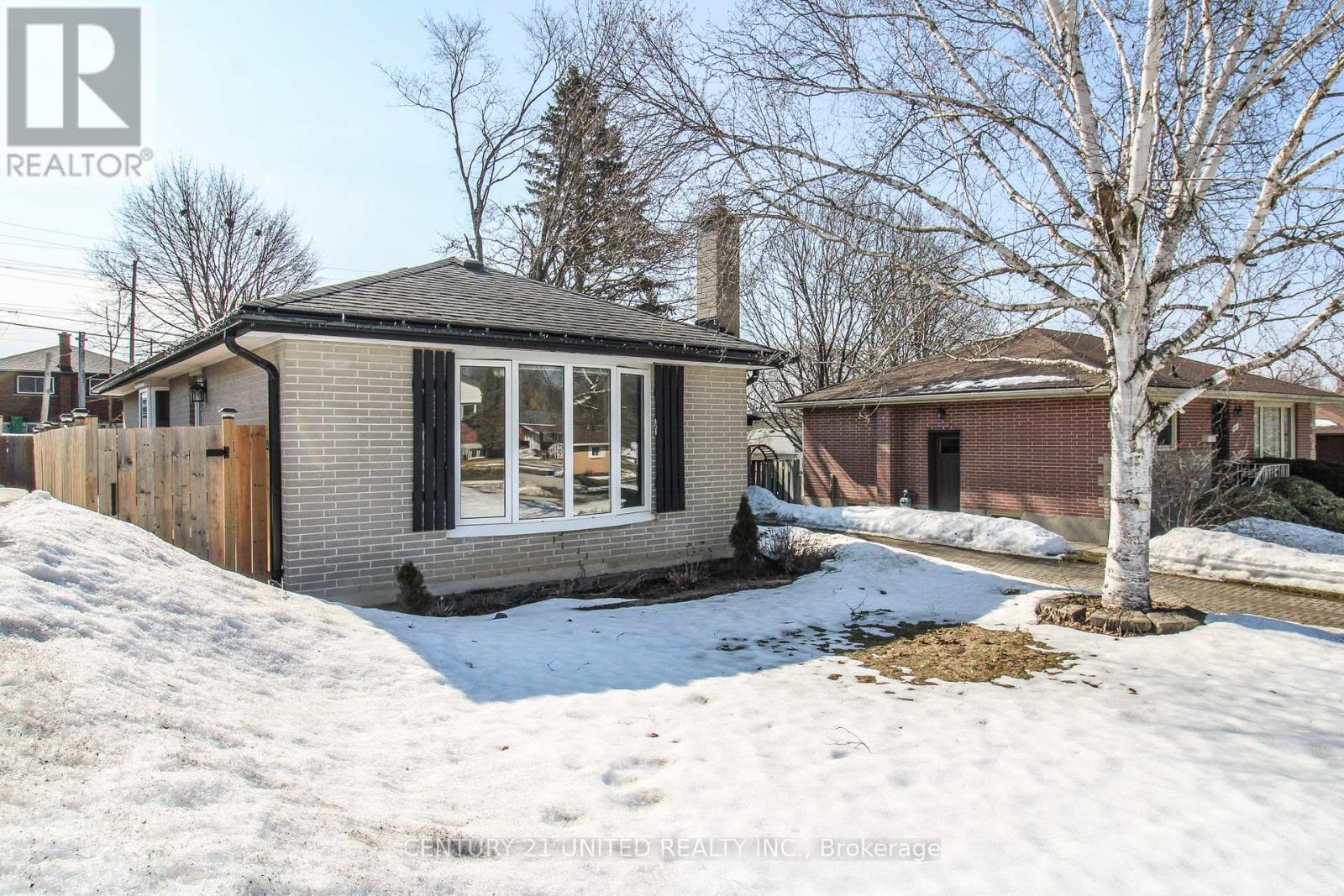 953 Oriole Drive, Peterborough (Northcrest Ward 5), Ontario  K9H 6K6 - Photo 4 - X12939140