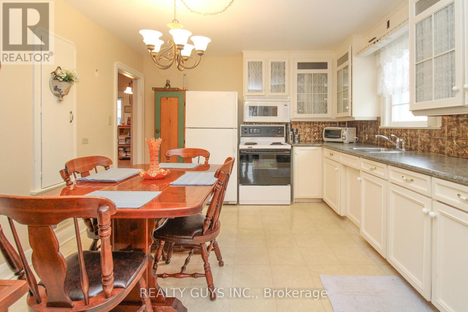 297 King George Street, Peterborough (Otonabee Ward 1), Ontario  K9J 1R7 - Photo 12 - X12939604