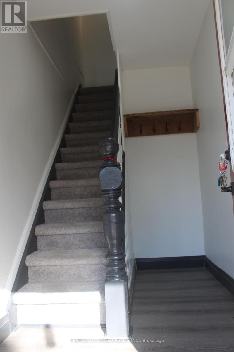 552 Bethune Street, Peterborough (Town Ward 3), Ontario  K9H 3Z5 - Photo 3 - X12941460