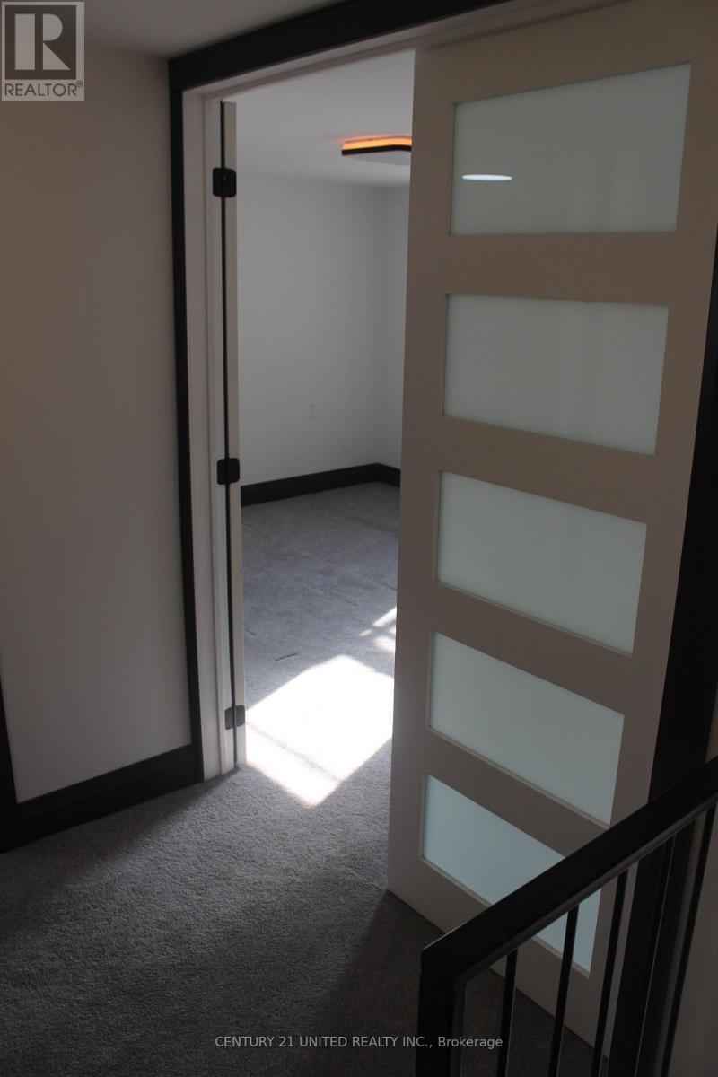 552 Bethune Street, Peterborough (Town Ward 3), Ontario  K9H 3Z5 - Photo 5 - X12941460