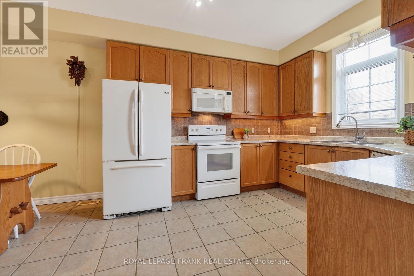 12 - 21 Rivermill Boulevard, Kawartha Lakes (Lindsay), Ontario  K9V 6K6 - Photo 4 - X12942520