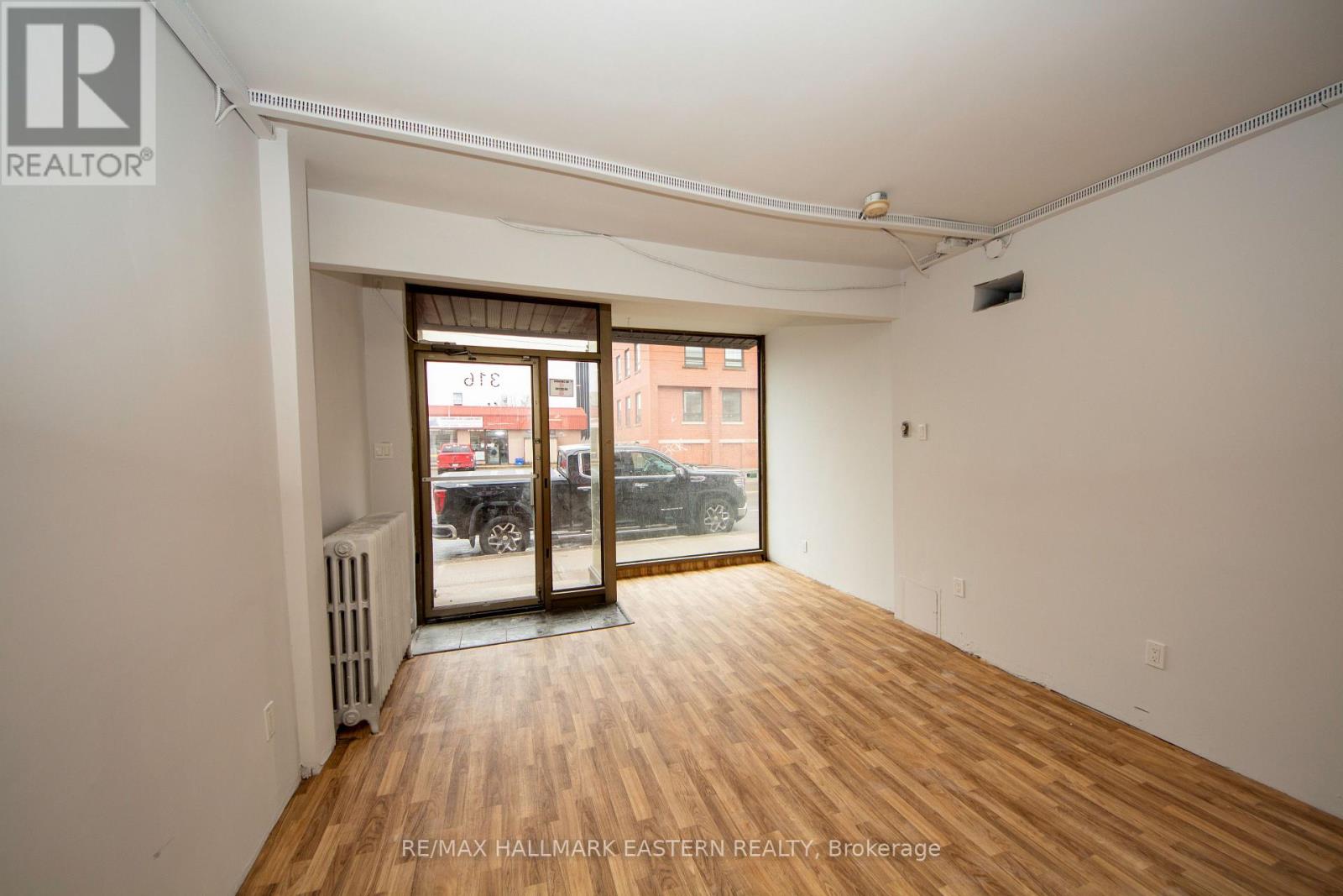 316 Charlotte Street, Peterborough (Town Ward 3), Ontario  K9J 2V7 - Photo 4 - X12944218